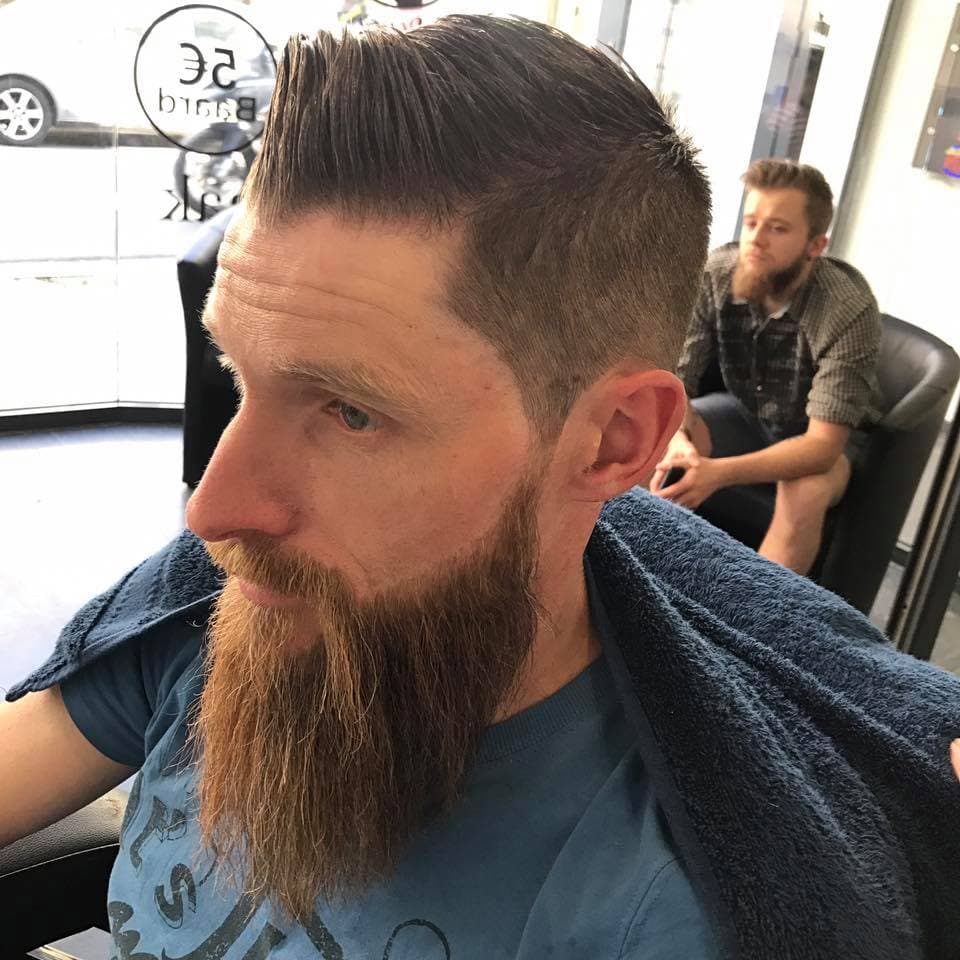 Baarddetail met strakke lijnen rond wangen en hals