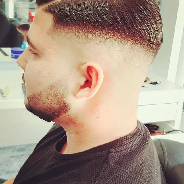 Skin fade met korte zijkanten en nette contouren